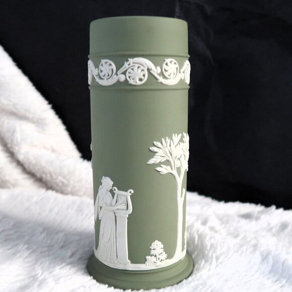 Marked Wedgwood England 8 Jasperware Spill Vase in Sage Green with White Relief - Picture 10 of 10